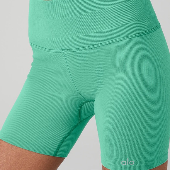 Alo Yoga 5" Seamless Ribbed Favorite Short - Picture 3 of 12